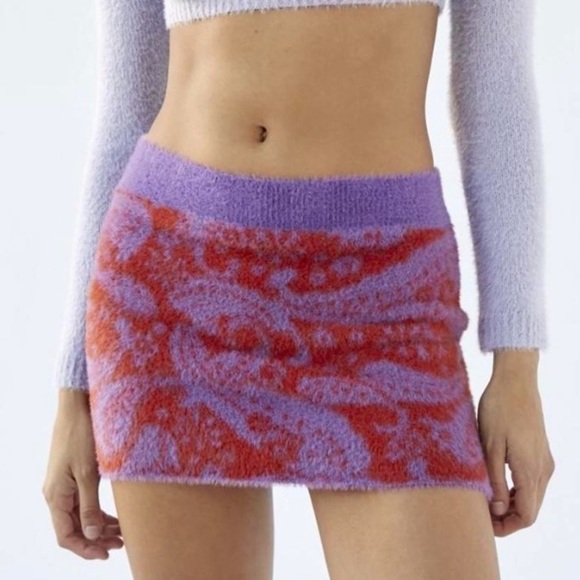 Women’s Urban Outfitters red purple print fuzzy fitted mini skirt - Picture 1 of 7